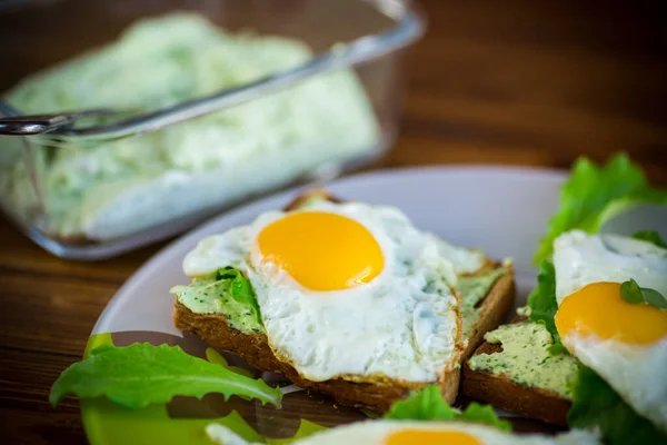 Smażony Tost Serem Rukoli Jajkiem Smażonym Talerzu Drewnianym Stole — Zdjęcie stockowe