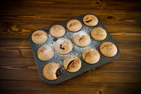 Muffin Forno Dolci Con Ripieno Frutta Zucchero Velo Tavolo Legno — Foto Stock