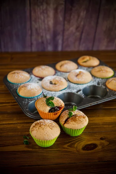 Γλυκά Ψημένα Muffins Γέμιση Φρούτων Άχνη Ζάχαρη Ξύλινο Τραπέζι — Φωτογραφία Αρχείου