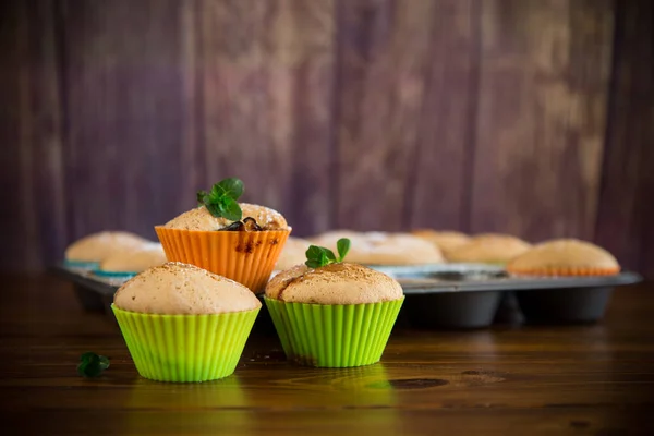 Söta Bakade Muffins Med Fruktfyllning Issocker Ett Träbord — Stockfoto