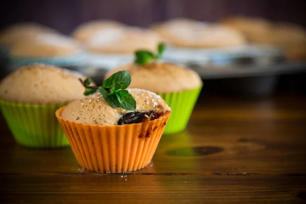 Sladké Pečené Muffiny Ovocnou Náplní Polevě Cukru Dřevěném Stole — Stock fotografie