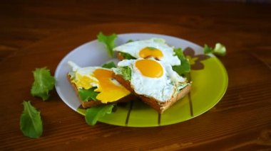 Kızarmış ekmek, peynirli roka ve kızarmış yumurta.