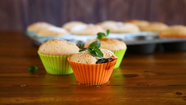 Γλυκά ψημένα muffins με γέμιση φρούτων σε άχνη ζάχαρη — Αρχείο Βίντεο