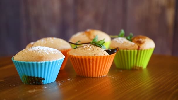 Magdalenas dulces horneadas con relleno de fruta en azúcar glaseado — Vídeo de stock