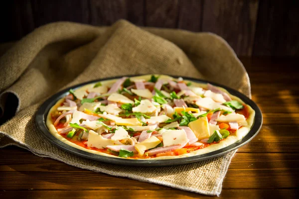 Tahta Bir Masanın Üzerinde Metal Bir Form Doldurulmuş Çiğ Pizza — Stok fotoğraf