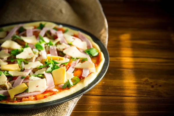 Rohe Pizza Mit Verschiedenen Füllungen Metallform Auf Einem Holztisch — Stockfoto