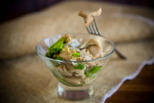 Ensalada Champiñones Vinagre Con Lechuga Cebolla Hierbas Tazón Vidrio Sobre — Foto de Stock