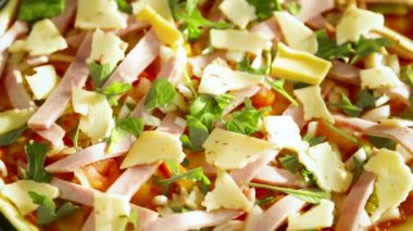 Metal bir form doldurulmuş çiğ pizza.