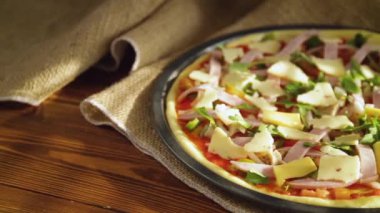Metal bir form doldurulmuş çiğ pizza.