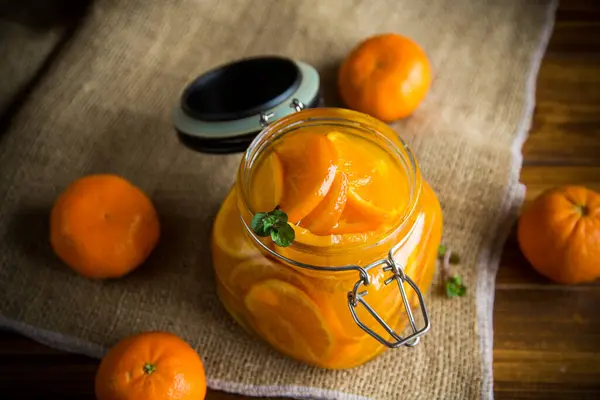 Engarrafamento Tangerina Doce Jarro Vidro Uma Mesa Madeira — Fotografia de Stock