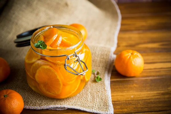 Mermelada Mandarina Dulce Frasco Vidrio Sobre Una Mesa Madera —  Fotos de Stock