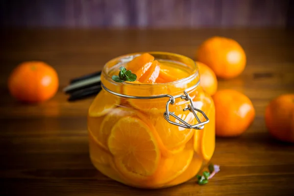 Édes Mandarin Lekvár Egy Üvegedényben Egy Asztalon — Stock Fotó