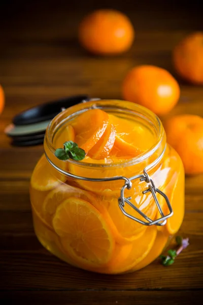 在木制桌子上的玻璃瓶里放着甜橘子果酱 — 图库照片