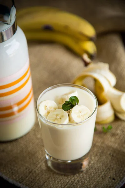 Γλυκό Νόστιμο Σπιτικό Γιαούρτι Μπανάνες Ποτήρι Ξύλινο Τραπέζι — Φωτογραφία Αρχείου