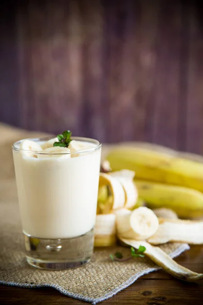 Słodki Smaczny Jogurt Domowej Roboty Bananami Szklance Drewnianym Stole — Zdjęcie stockowe