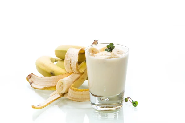 Солодкий Смачний Домашній Йогурт Бананами Склянці Ізольований Білому Тлі — стокове фото