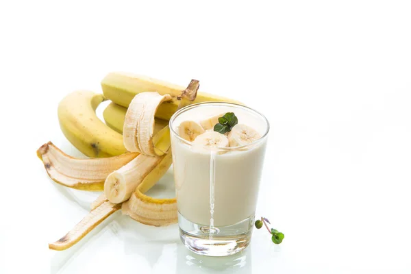 Zoete Smakelijke Zelfgemaakte Yoghurt Met Bananen Een Glas Geïsoleerd Witte — Stockfoto