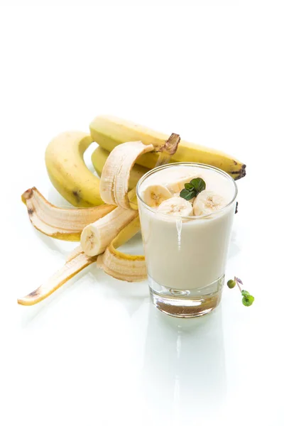 Γλυκό Νόστιμο Σπιτικό Γιαούρτι Μπανάνες Ένα Ποτήρι Που Απομονώνεται Λευκό — Φωτογραφία Αρχείου