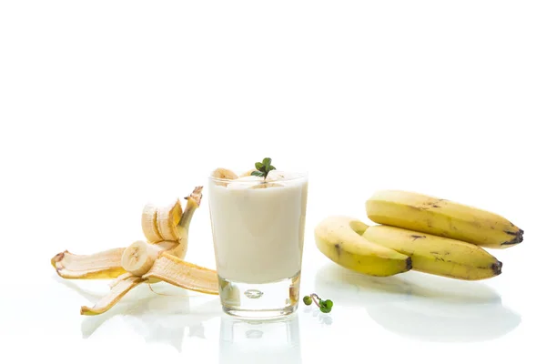 Сладкий Вкусный Домашний Йогурт Бананами Стакане Изолированы Белом Фоне — стоковое фото