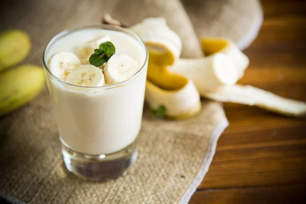 Zoete Zelfgemaakte Yoghurt Met Bananen Een Glas Een Houten Tafel — Stockfoto