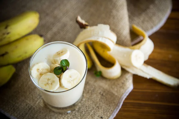 Søt Hjemmelaget Yoghurt Med Bananer Glass Trebord – stockfoto