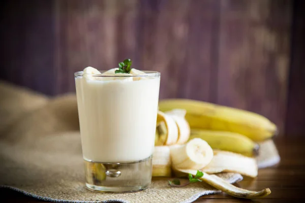 Zoete Zelfgemaakte Yoghurt Met Bananen Een Glas Een Houten Tafel — Stockfoto