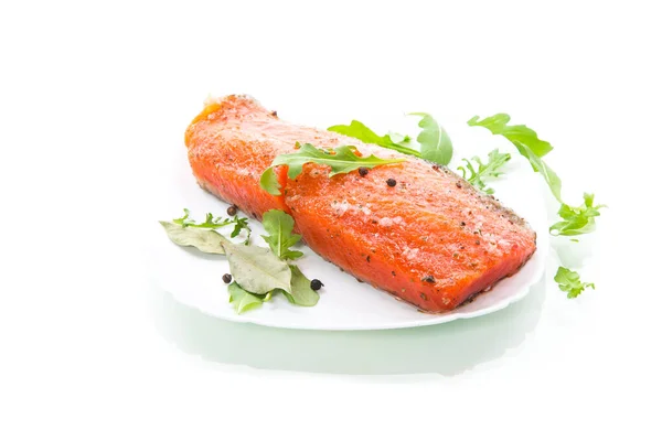 白い背景に隔離されたプレートの中に異なる調味料とハーブを持つ塩辛い赤魚の一片 — ストック写真