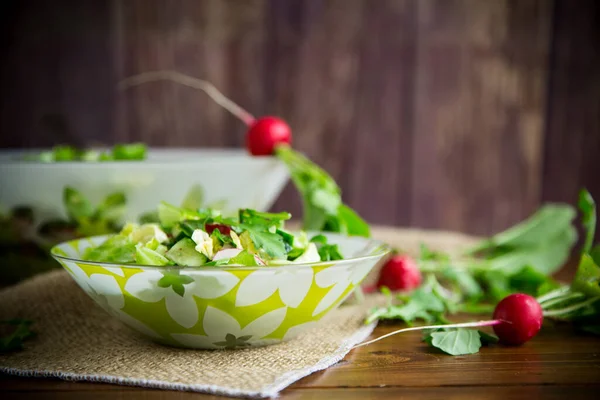 Erken Sebzelerden Bahar Salatası Marul Yaprakları Turplar Otlar Ahşap Masada — Stok fotoğraf