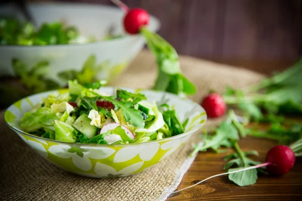 Tavaszi Saláta Korai Zöldségekből Salátalevelekből Retekekből Fűszernövényekből Egy Tányéron Asztalon — Stock Fotó