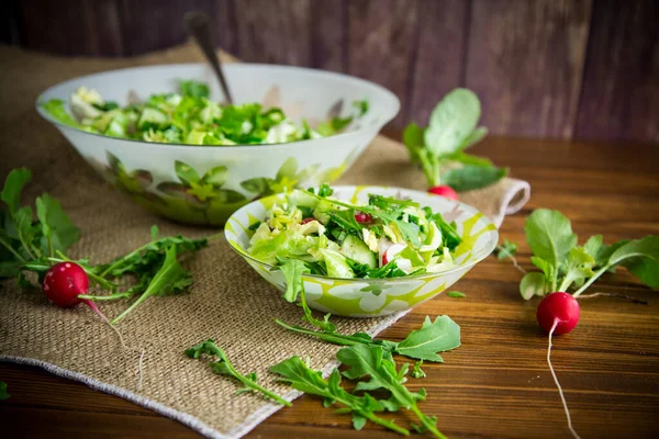 Tavaszi Saláta Korai Zöldségekből Salátalevelekből Retekekből Fűszernövényekből Egy Tányéron Asztalon — Stock Fotó
