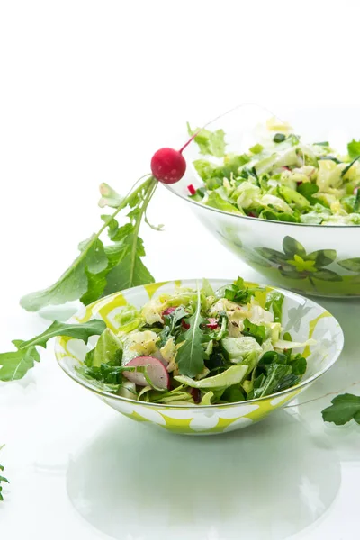 Vårsalat Tidlige Grønnsaker Salatblader Reddiker Urter Plate Isolert Hvit Bakgrunn – stockfoto