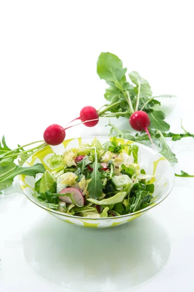 Vårsalat Tidlige Grønnsaker Salatblader Reddiker Urter Plate Isolert Hvit Bakgrunn – stockfoto
