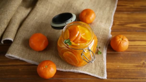 Ahşap bir masada cam bir kavanozda mandalina reçeli — Stok video