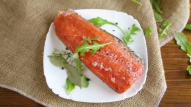 Farklı baharatlar ve bir tabakta bitkilerle birlikte tuzlu kırmızı balık.