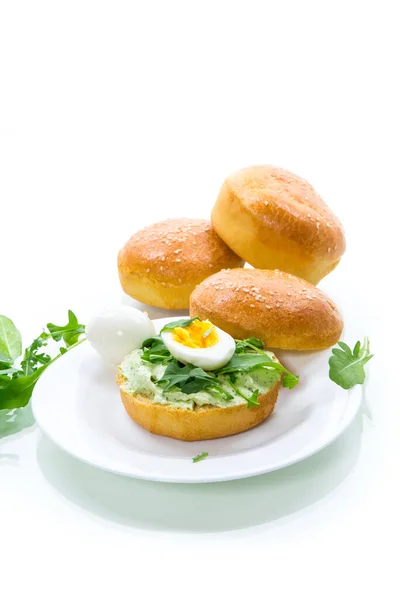 Hausgemachtes Brötchen Mit Käseaufstrich Frischem Rucola Und Gekochtem Einem Auf — Stockfoto