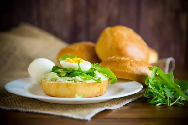 Σπιτικό Ψωμάκι Τυριά Φρέσκια Ρόκα Και Βραστό Αυγό Πιάτο Ξύλινο — Φωτογραφία Αρχείου