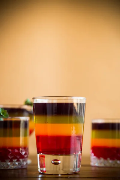 Söt Flerfärgad Frukt Puff Gelé Ett Glas Kopp Ett Träbord — Stockfoto