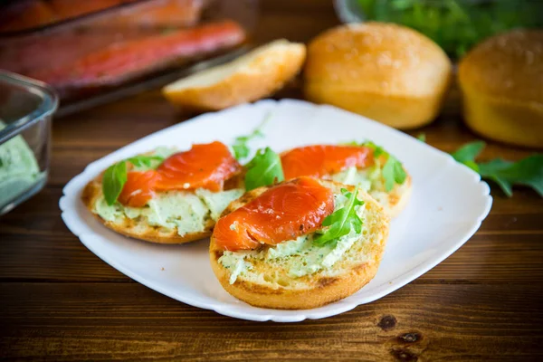 Sandwich Mit Gebratenem Brötchen Käseaufstrich Und Rotem Fisch Einem Teller — Stockfoto
