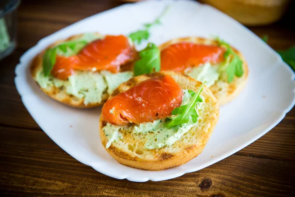 Sandwich Mit Gebratenem Brötchen Käseaufstrich Und Rotem Fisch Einem Teller — Stockfoto