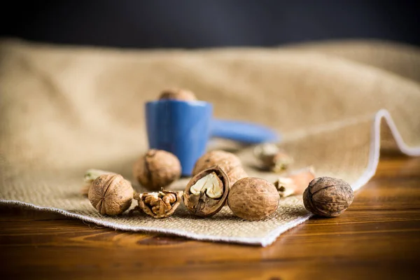 Bio Walnüsse Und Nussknacker Auf Einem Holztisch — Stockfoto