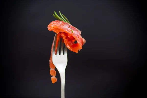 Fetta Pesce Rosso Salato Una Forchetta Fondo Nero — Foto Stock