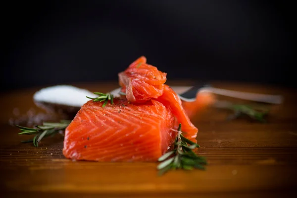 フォークの上の塩辛い赤魚のスライス 木製の背景 — ストック写真