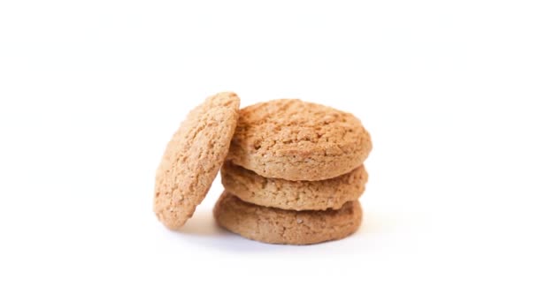 Biscotti di farina d'avena isolati su fondo bianco — Video Stock