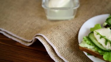 Salata yapraklı kızarmış ekmek, peynir ve mozzarella.