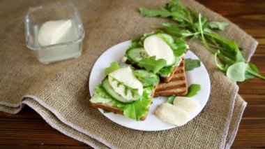 Salata yapraklı kızarmış ekmek, peynir ve mozzarella.