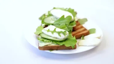 Salata yapraklı kızarmış ekmek, peynir ve mozzarella.