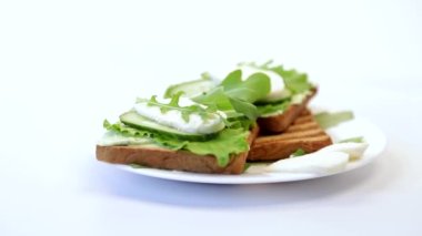 Salata yapraklı kızarmış ekmek, peynir ve mozzarella.