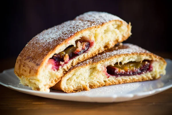 Pastel Ciruela Casero Horneado Dulce Con Azúcar Glaseado Una Mesa — Foto de Stock