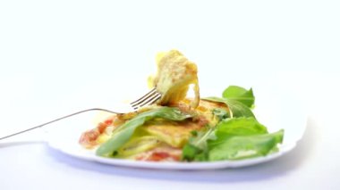 Sebzeli omlet ve roka.