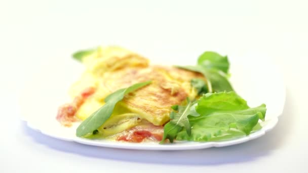 Tortilla casera frita con verduras y rúcula en un plato — Vídeos de Stock